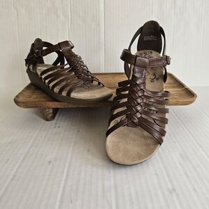 Bare Traps Fannabelle Sandals Size 8.5 Wide Brown Strappy Faux Leather Gladiator
